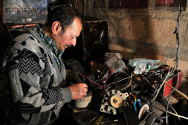 KFZ-Mechaniker in seiner Werkstadt  Bogota  Kolumbien  Südamerika