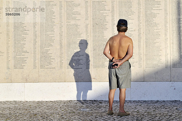 Mann betrachtet Namenliste auf steinernen Tafeln an einer Gedenkstätte für gefallene Soldaten im Stadtteil Belem  Lissabon  Portugal  Europa