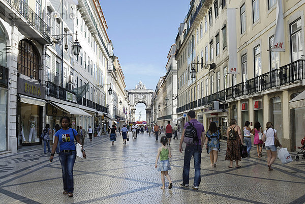 Touristen beim Shoppen in der Fußgängerzone  Rua Augusta  Stadtteil Baixa  Lissabon  Portugal  Europa