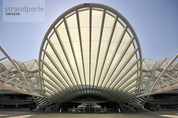 Überdachter Eingang des Bahnhof Gare do Oriente  Architekt Santiago Calatrava  auf dem Gelände des Parkes Parque das Nacoes  Schauplatz der Weltausstellung Expo 98  Lissabon  Portugal  Europa