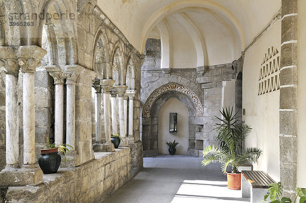 Gothischer Kreuzgang im ehemaligen Franziskaner-Kloster  Evora  UNESCO Welterbe  Alentejo  Portugal  Europa
