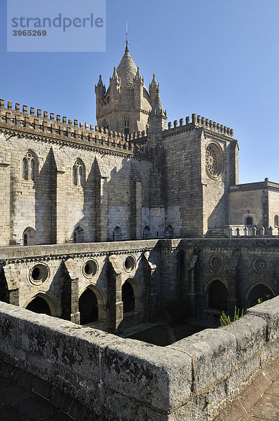 Gothischer Kreuzgang und Kathedrale Basilica Se Catedral de Nossa Senhora da Assuncao  Evora  UNESCO Welterbe  Alentejo  Portugal  Europa