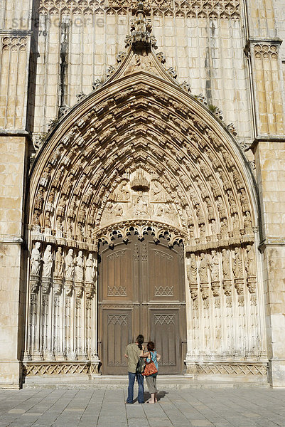 Touristen bewundern das Portal der Basilika des Dominikaner-Klosters Mosteiro de Santa Maria da Vitoria  UNESCO-Welterbe  Batalha  Portugal  Europa