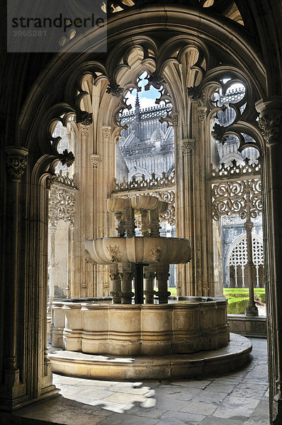Brunnen im Kreuzgang des Dominikaner-Klosters Mosteiro de Santa Maria da Vitoria  UNESCO-Welterbe  Batalha  Portugal  Europa