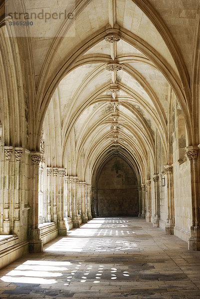 Gothischer Kreuzgang im Dominikaner-Kloster Mosteiro de Santa Maria da Vitoria  UNESCO-Welterbe  Batalha  Portugal  Europa