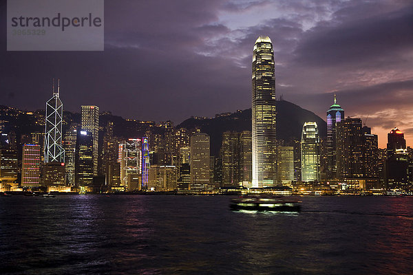 Skyline von Hongkong Island bei Nacht  Hongkong  China