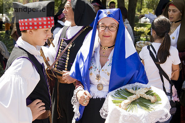 Trachten beim großen Volksfest Sagra dell' Redentore  Nuoro  Sardinien  Italien