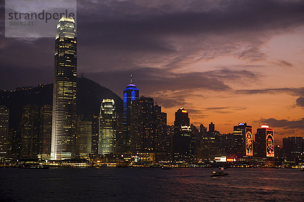 Skyline von Hongkong Island bei Nacht  Blick von der Uferpromenade KowLoon  Hongkong  China  Asien