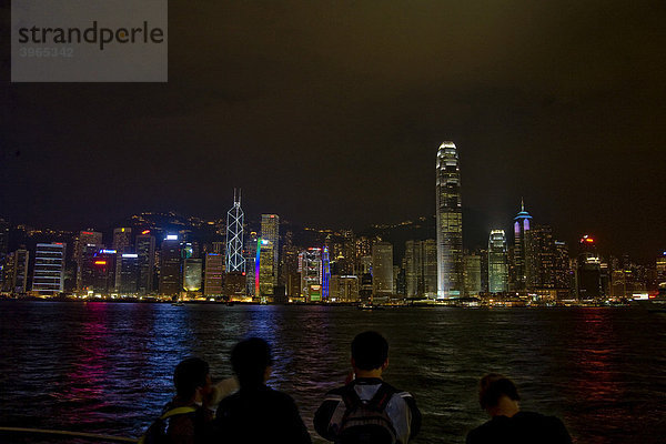 Skyline von Hongkong Island bei Nacht  Blick von der Uferpromenade in KowLoon  Hongkong  China  Asien