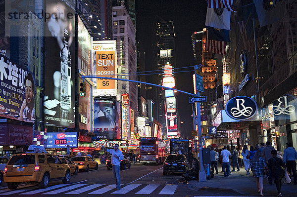 Mann sucht Taxi am abendlichen Times Square  Midtown  Manhattan  New York City  USA  Nordamerika
