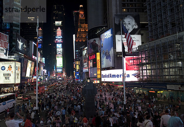 Menschenmenge am abendlichen Times Square  Midtown  Manhattan  New York City  USA  Nordamerika