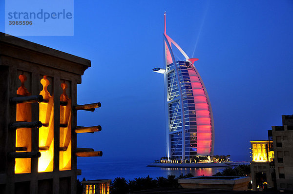 Stilisierter Windturm des Madinat Jumeirah Resorts vor der beleuchteten Fassade des Sieben-Sterne-Hotels Burj al Arab  Arabischer Turm  Dubai  Vereinigte Arabische Emirate  Arabien  Naher Osten  Orient