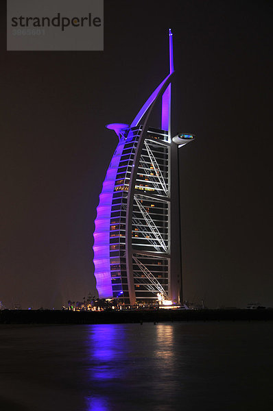 Beleuchtete Fassade des Sieben-Sterne-Hotels Burj al Arab bei Nacht  Arabischer Turm  Dubai  Vereinigte Arabische Emirate  Arabien  Naher Osten  Orient