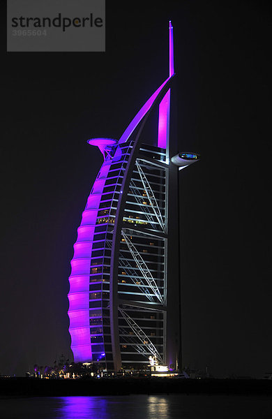 Beleuchtete Fassade des Sieben-Sterne-Hotels Burj al Arab bei Nacht  Arabischer Turm  Dubai  Vereinigte Arabische Emirate  Arabien  Naher Osten  Orient