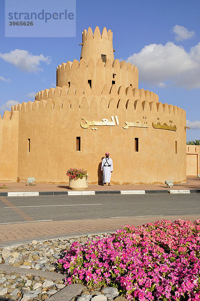 Wachmann mit Gewehr vor dem Turm des Al Ain Palace Museums  Palastmuseum  Al Ain  Abu Dhabi  Vereinigte Arabische Emirate  Arabien  Orient  Naher Osten