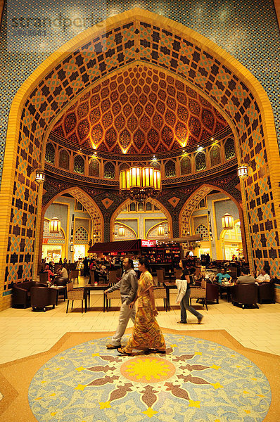 Kunstvoll verzierter Bogen im persischen Teil der Ibn Battuta Mall  Shopping-Mall  Dubai  Vereinigte Arabische Emirate  Arabien  Naher Osten  Orient