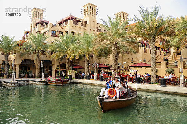 Ausflugsboot mit Touristen im Madinat Jumeirah Resort  Dubai  Vereinigte Arabische Emirate  Arabien  Naher Osten  Orient
