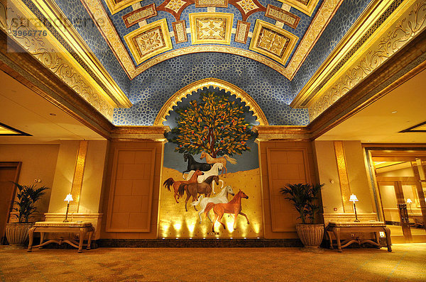 Blauer Saal des Emirates Palace Hotels mit einem Gemälde der sieben Pferde  die die Vereinigten Arabischen Emirate darstellen  Abu Dhabi  Vereinigte Arabische Emirate  Arabien  Naher Osten  Orient