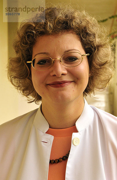 Dr. Margit Gabriele Müller  Leiterin des Abu Dhabi Falcon Hospitals  Abu Dhabi  Vereinigte Arabische Emirate  Arabien  Naher Osten  Orient