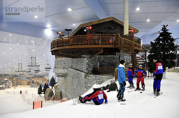 Snowboarder in der Skihalle Ski Dubai in der Mall of the Emirates  Dubai  Vereinigte Arabische Emirate  Arabien  Naher Osten  Orient