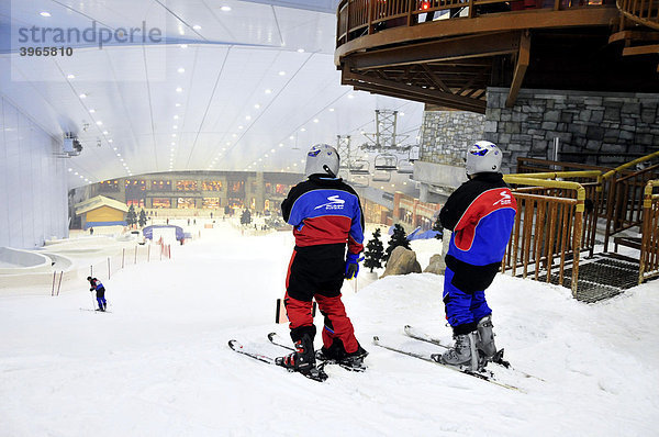 Skifahrer in der Skihalle Ski Dubai in der Mall of the Emirates  Dubai  Vereinigte Arabische Emirate  Arabien  Naher Osten  Orient