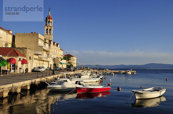 Fischerboote im Hafen von Sutivan vor der Kirche Sveti Ivan  Insel Brac  Dalmatien  Kroatien  Balkan  Europa