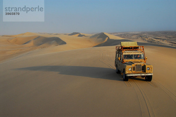 Jeep in den Dünen bei Terrace Bay  Skelettküste  Namibia  Afrika