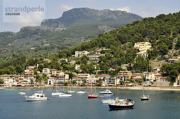 Hafen von Port de SÛller  Mallorca  Balearen  Spanien  Europa