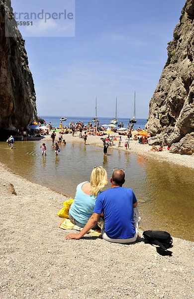 Liebespaar am Strand Platja de Torrent de Pareis  Sa Calobra  Mallorca  Balearen  Spanien  Europa