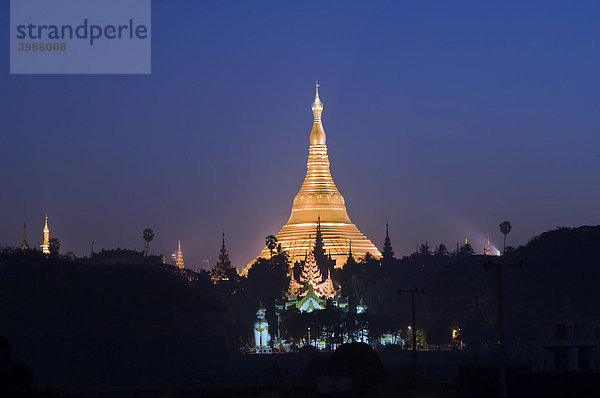 Goldener Dom vor Sonnenaufgang  Shwedagon-Pagode  Yangon  Myanmar  Burma  Birma  Südostasien