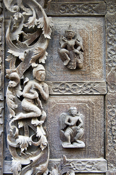 Geschnitzte Figuren aus Teakholz  Kloster Shwe In Bin Kyaung  Mandalay  Myanmar  Burma  Birma  Südostasien