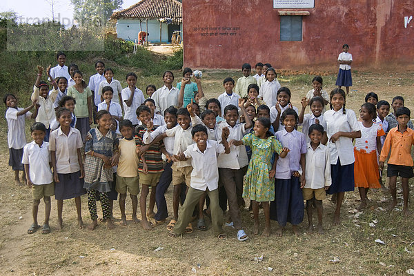 Kinder vor ihrer Schule  Volksstamm am Rande des Kanha-Nationalparks  Bundesstaat Madhya Pradesh  Indien
