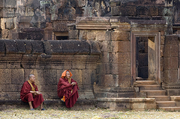 Mönche vor dem Banteay Prei Tempel  Angkor  Welterbe der UNESCO  Siem Reap  Kambodscha