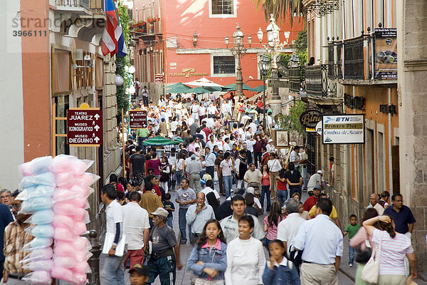 Menschen auf der Straße  historische Stadt Guanajuato  Welterbe der UNESCO  Provinz Guanajuato  Mexiko