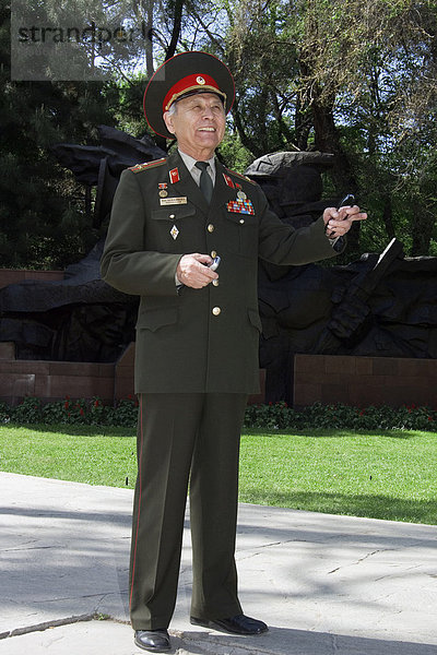 Offizier im Panfilov Park  Almaty  Kasachstan