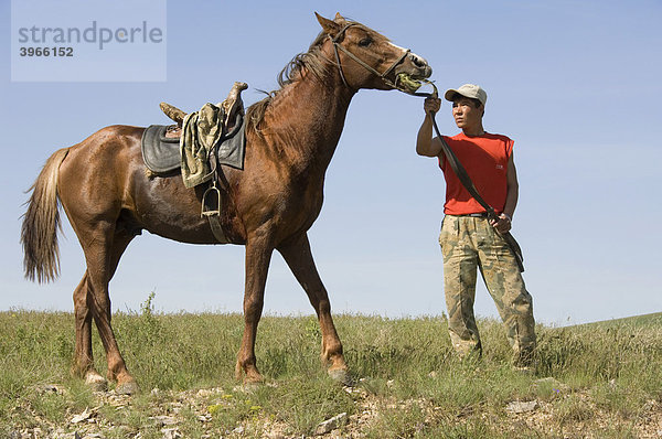 Kasache mit seinem Pferd  Kasachstan