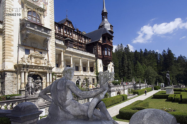 Schloss Peles  Statue im Vordergrund  Simiu  Walachei  Karpaten  Rumänien
