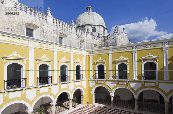 Historische Stadt Campeche  Institut Campeche und Domkuppel der Kirche San Jose  Provinz Campeche  Halbinsel Yucatan  Mexiko  Welterbe der UNESCO