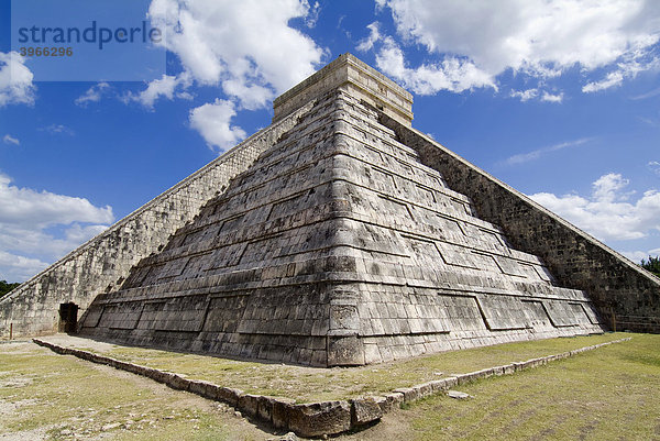 Chichen Itza  Stufenpyramide Kukulcan  El Castillo  Yucatan  Mexiko  Welterbe der UNESCO