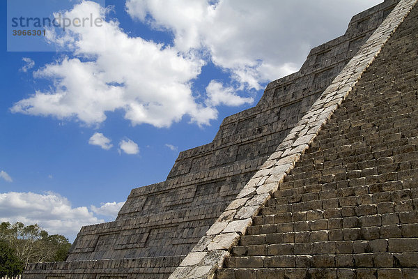 Chichen Itza  Treppen der Stufenpyramide Kukulcan  El Castillo  Yucatan  Mexiko  Welterbe der UNESCO