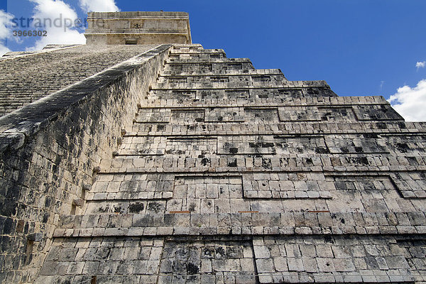 Chichen Itza  Treppen der Stufenpyramide Kukulcan  El Castillo  Yucatan  Mexiko  Welterbe der UNESCO