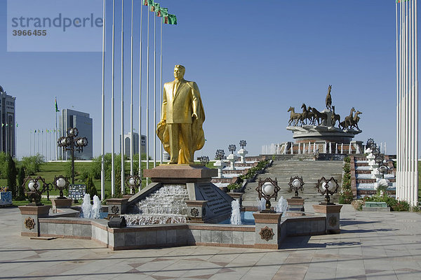 Vergoldete Statue des Präsidenten Turkmenbaschi vor dem Monument des 10. Geburtstags der Unabhängigkeit und Fontäne mit Achal Tekkiner Pferden  Aschgabat  Turkmenistan