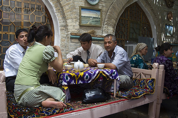 Usbeken in einem Restaurant  Buchara  Usbekistan