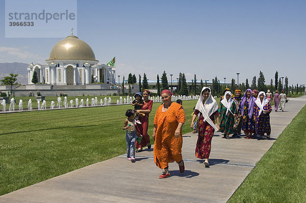 Aschgabat  Frauen vor dem Mausoleum des Präsidenten Turmenbaschi  Turkmenistan
