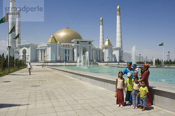 Aschgabat  Frauen und Kinder vor der Großen Moschee von Turkmenbaschi  Turkmenistan
