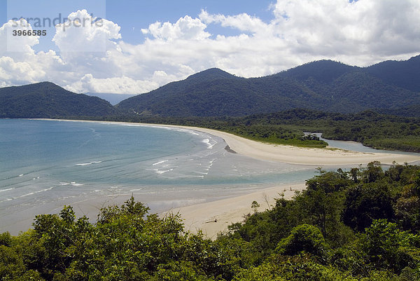 Praia da Fazenda und Pico do Corisco  Strand und Bergspitze  Atlantischer Regenwald  Ubatuba  Atlantischer Ozean  Staat S„o Paulo  Brasilien