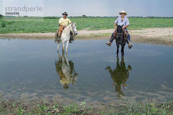Pantanal Cowboys überqueren ein Gewässer  Pantanal  Brasilien