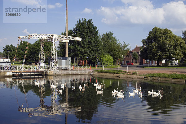 Canal du Centre  Unesco Weltkulturerbe  Kippbrücke  Provinz Hainaut  Belgien
