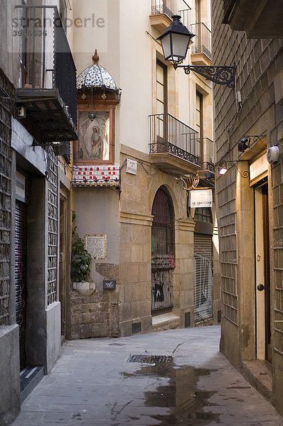 Gotisches Viertel  enge Gasse  Barcelona  Katalonien  Spanien