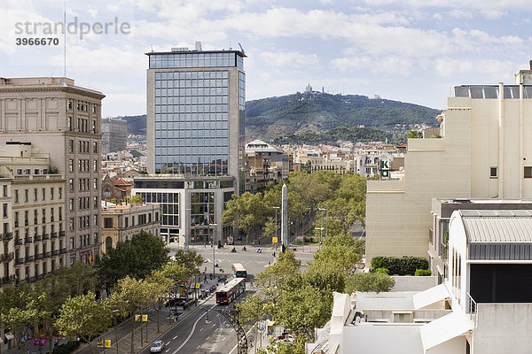 Passeig de Gracia vom Casa Mila oder La Pedrera gesehen  Eixample Viertel  Barcelona  Katalonien  Spanien